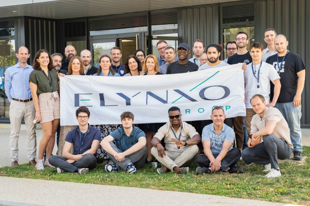 Photo de groupe rassemblant les salariés d'Elynxo